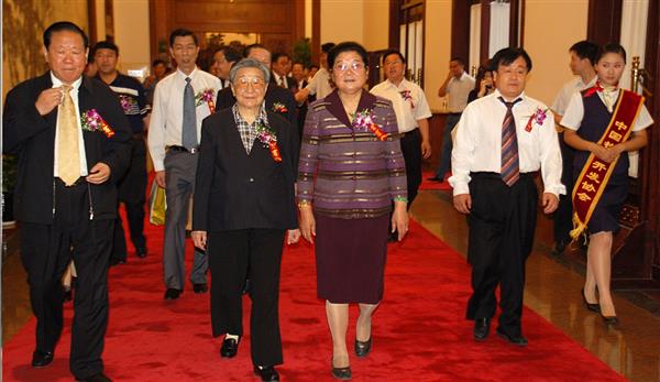 全國政協副主席錢正英（左一）、十五屆中央委員顧秀蓮（左三）、國務院扶貧主任，政協常委胡富國（左一）、北方汽車專修學校曹振峰董事長（右一）在人民大會堂共同出席北方學校七千萬扶貧工程