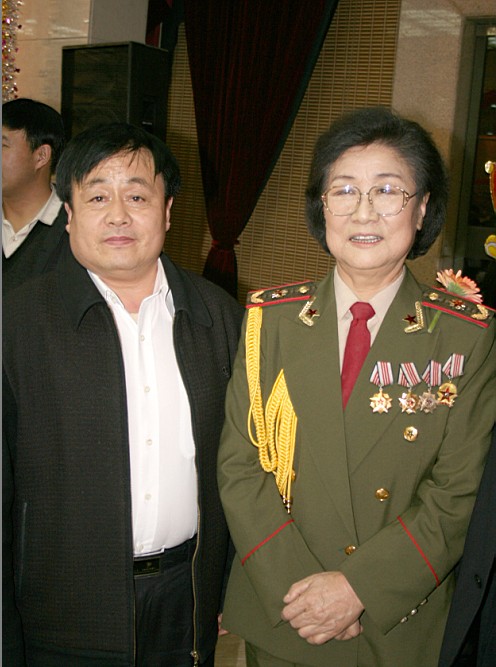 全國一級演員，政協委員馬玉濤（右一）與曹振峰同志合影